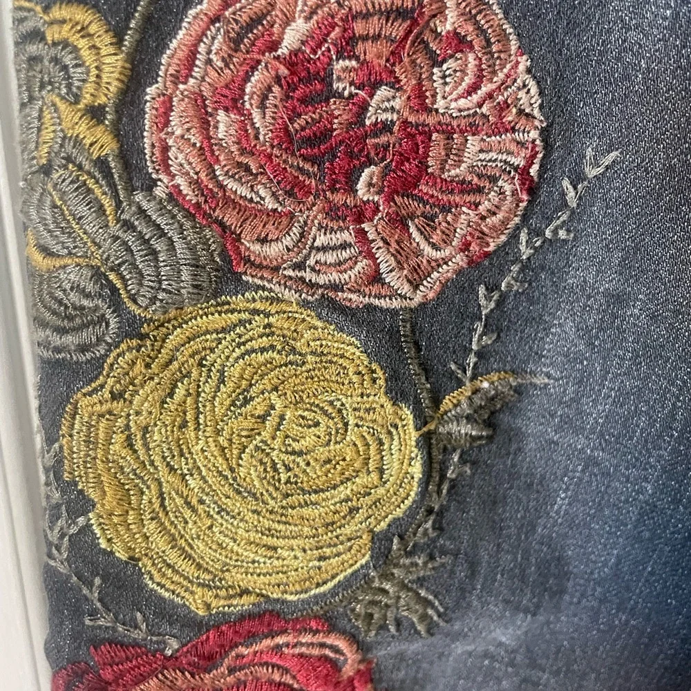 Bandolino | Lisbeth floral embroidered skinny jeans. Size 8. Stretch.